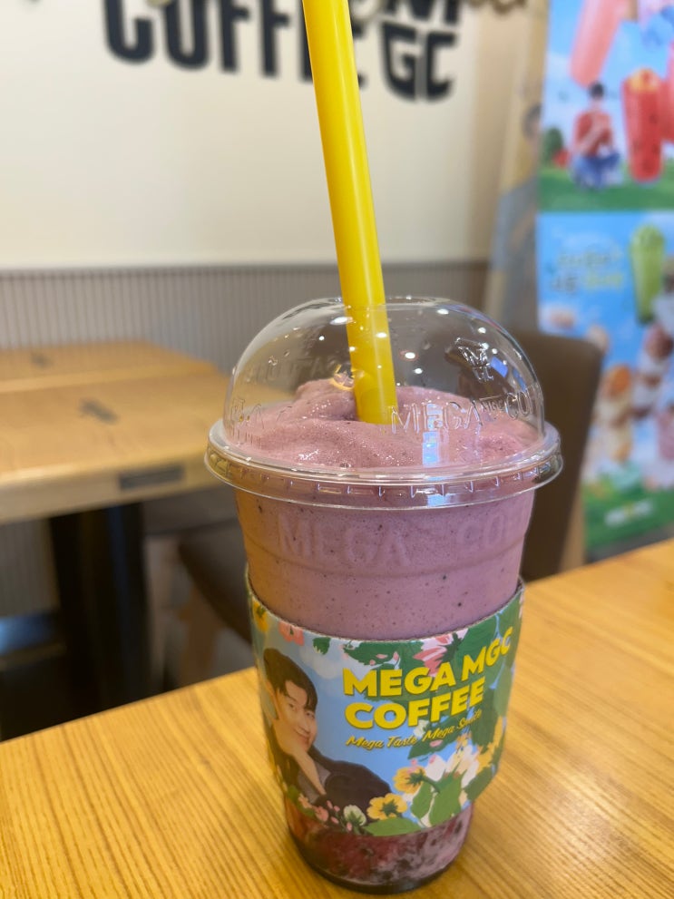 메가커피 신상 메뉴 <블루베리요거트스무디> 칼로리 ,당류 및 맛 후기