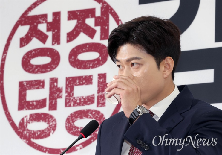 [속보] <b>김용태</b>, 윤석열 대통령에게 <b>탈당</b> 권고! 대선 승리를 위한... 