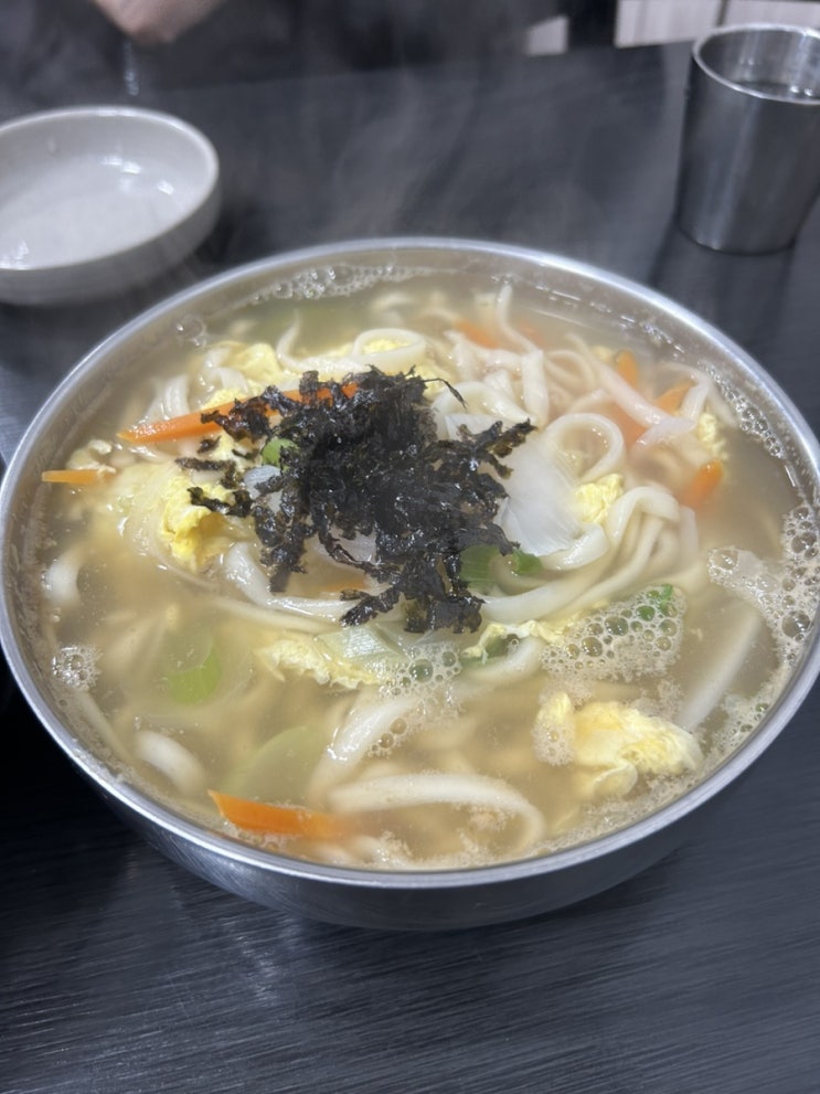  수원 호매실 심야식당 김밥, 칼국수, 만두 다 있는 ‘칠보국수’
