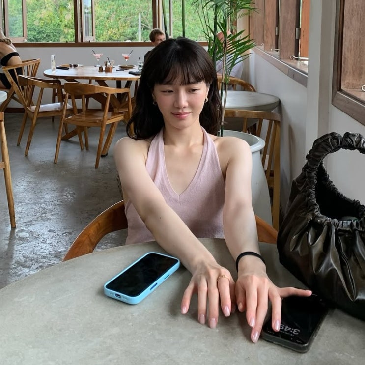  박규영 인스타 속 앙개 핑크 니트 홀터넥, 품절된 이유가 있네...