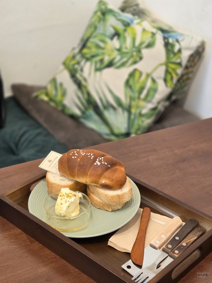  김해 봉리단길 카페 범아당 카이막 맛있어요.