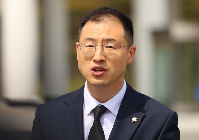 이준석 대신 <b>이재명</b>을 지지한 김상욱 의원, 그의 프로필과... 