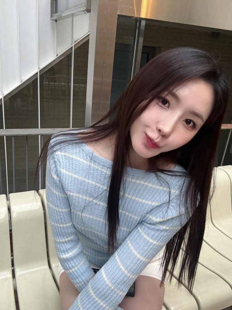  성해은 인스타 니트 뭐야? 하늘빛 여리핏으로 완성된 프렌치 감성룩