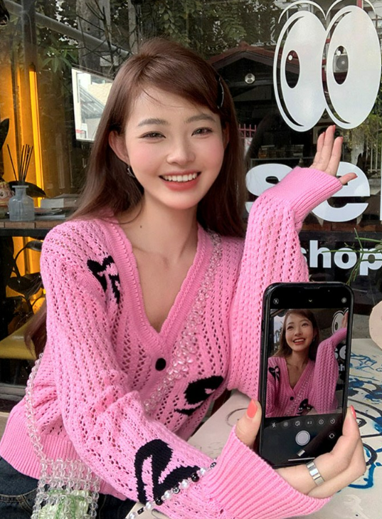  오늘 날씨 옷차림에 산뜻하게 입기 좋은 핑크 컬러의 얇은 여자 크롭 니트 가디건 코디 추천