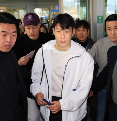 <b>손흥민</b> '임신 <b>협박</b>' 20대女 곁에 40대男 공범?.. <b>일당</b> 경찰 <b>체포</b>