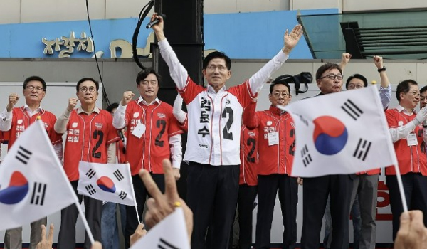 오른쪽으로 더 오른쪽으로…김문수 대선 캠프 '<b>극우</b>' <b>논란</b>