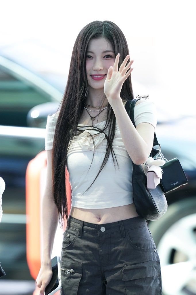 상큼 발랄+시크 조화! 베이비몬스터 아사 공항패션 분석