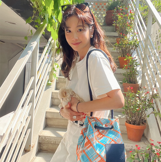  기은세 미니멀한 데일리룩 포인트 가방 어떤거?