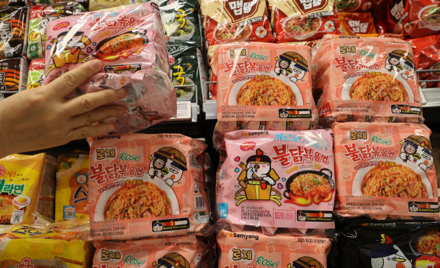 삼양식품 '불닭 매운맛' 업고 20% 불기둥…사상 첫 ‘황제주’ 등극 삼양식품 '불닭 매운맛' 업고 20% 불기둥…사상 첫 ‘황제주’ 등극