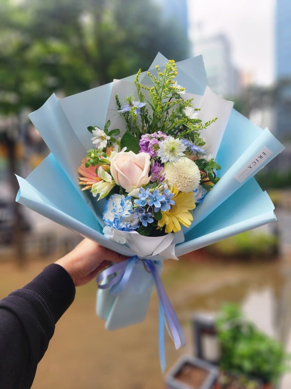  [광화문꽃집, 명동꽃집]더워지는 여름에 선물하기 좋은꽃다발! 기념일 테마에 맞추어 제작해드린 스카이블루 꽃다발