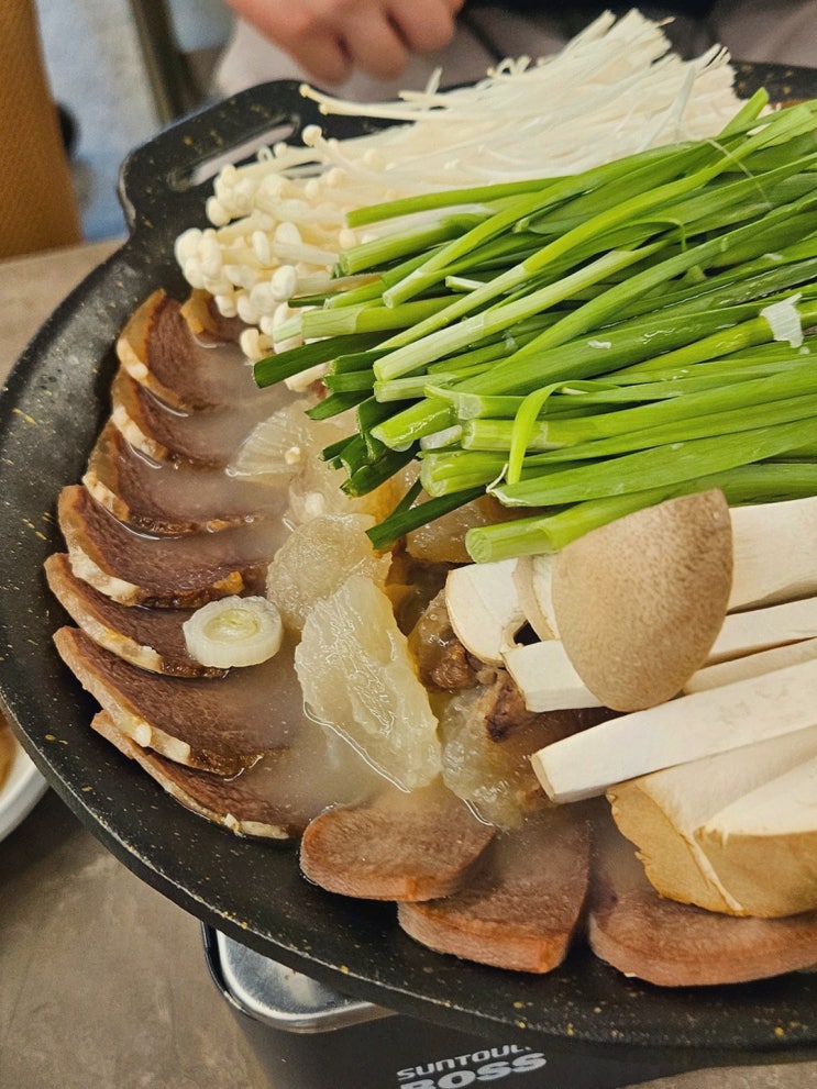  해장과 술을 동시에? 서초도가니탕 서초본점의 선지해장국