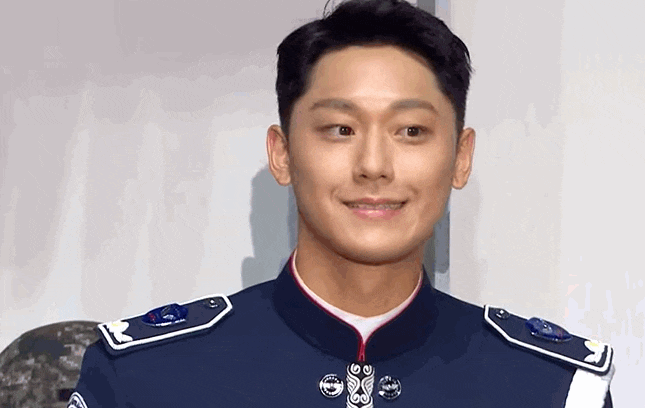 이도현 나이 들수록 매력 넘치는 짤 (군복 비주얼 심쿵)