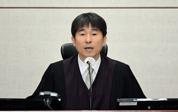 [속보] <b>지귀연</b> 부장판사 룸살롱 <b>의혹</b>, <b>대법원</b> "사실관계 확인 중... 