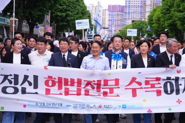 전국 민주시민 1만 5천명 광주 금남로에서 민주평화대행진..“80년 광주시민 따랐다. 오늘 민주주의 단단해졌다”