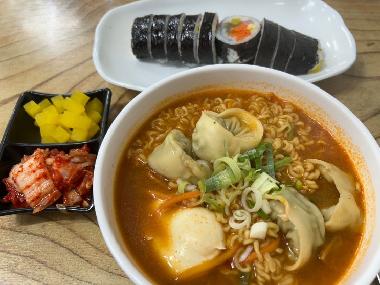  안암동 고려대학교 앞 혼밥 분식맛집 추천 <이공김밥 안암본점>(이공김밥, 만두라면)