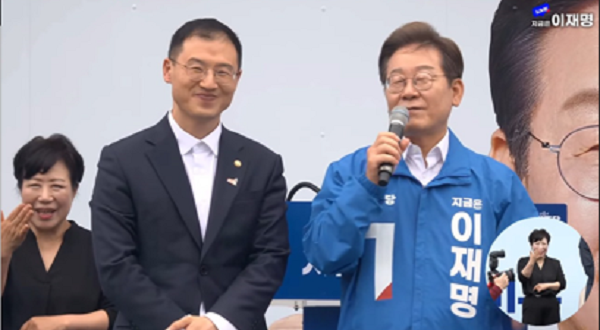탈당 김상욱 의원, 전북 익산에서 <b>이재명</b> 지지유세...시민들 <b>환호</b>