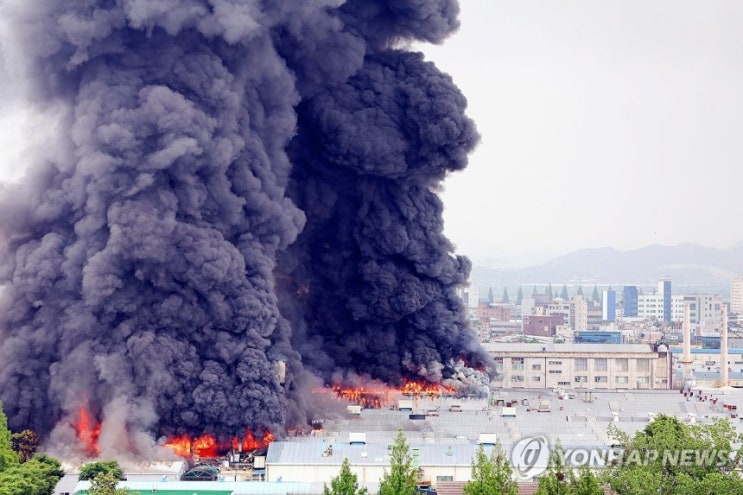 <b>금호타이어</b> 광주공장 <b>화재</b>. 건물 붕괴 위험까지, 주민 <b>대피</b> 없이... 