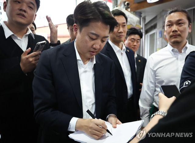  이준석 "尹탈당, 국힘 빼기 尹은 자유통일당…김문수 물러나야"(종합)