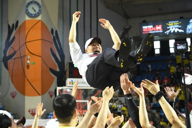 "선수·코치·<b>감독 우승</b> 석권! <b>조상현</b>, KBL 전설 되다"