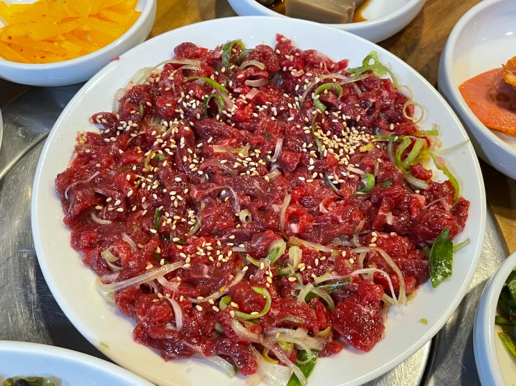  경주육회 | 신선한 뭉티기와 소주 뚝딱 짜그리찌개 황리단길 맛집 추천