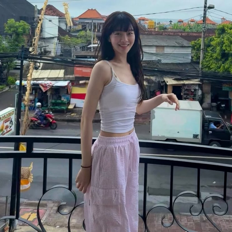  박규영 휴가룩 스노우피크 헬로키티 콜라보 핑크 체크 팬츠 정보