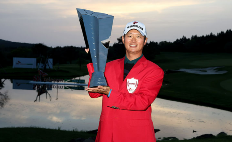 <b>엄재웅</b>, <b>우승</b>까지 37홀, 상금 2억6000만원 받아 ... 디펜딩... 
