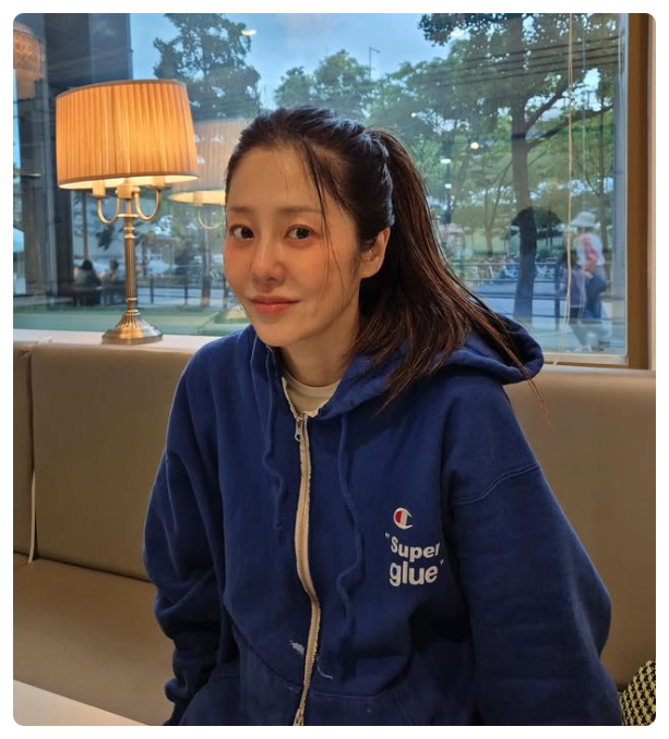 고현정 다리 마른 몸매 팬들 걱정, 카페 산책 편안한 일상