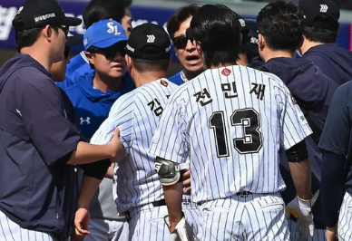 “또 터졌다!” 김태형 감독 분노 폭발, <b>롯데</b>-<b>삼성 벤치 클리어링</b>