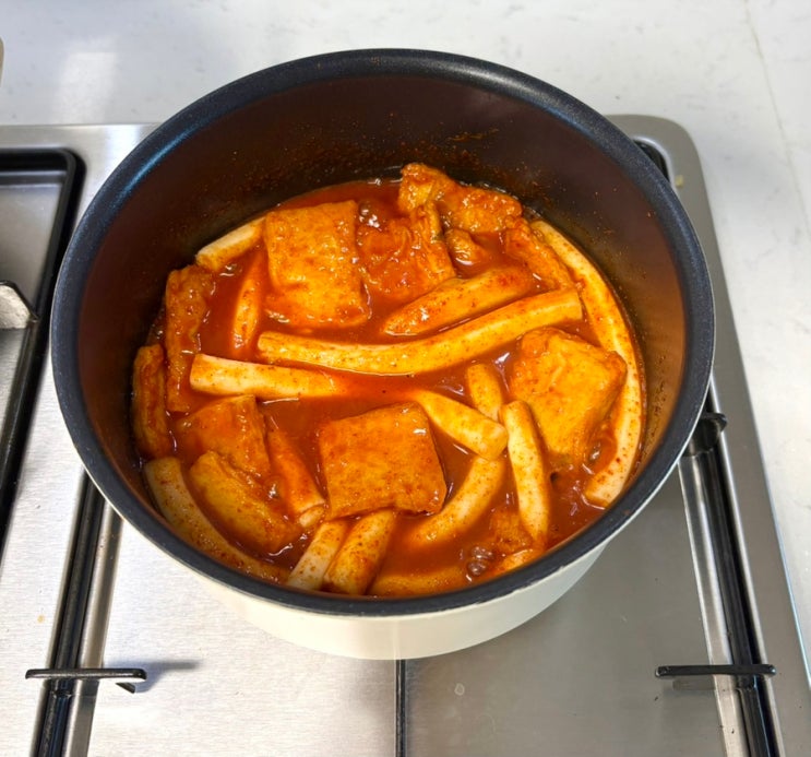  말랑말랑한 밀떡이 매력인 떡볶이 밀키트 지웰떡볶이