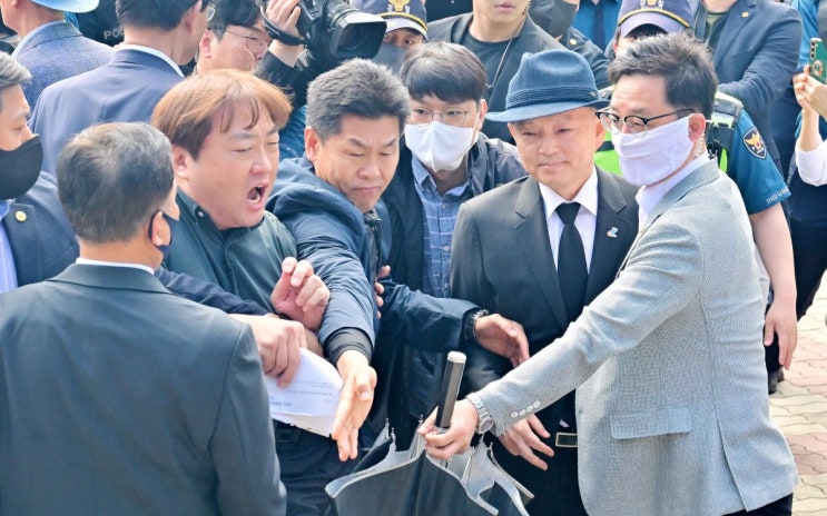 [속보] <b>안창호</b> 국가<b>인권</b>위장.., 오월단체 항의에 5·18 <b>기념식</b> ...