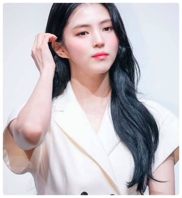 <b>한소희</b> <b>팬미팅</b> <b>월드 투어</b> 포스터 공개, 데뷔 8년 만 확정