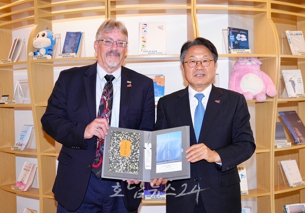  “1980년 5월 고립무원의 광주를 함께 지켜줘 감사하다”..데이비드 돌린저 광주명예시민 선정