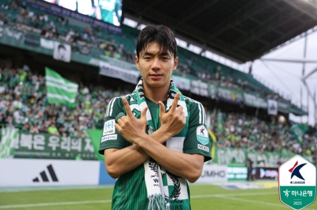 전진우 3G 연속골, K리그 득점 선두! 전북, 안양 2-0 완파 10경기 무패 질주 2위로 선두 추격 전진우 3G 연속골, K리그 득점 선두! 전북, 안양 2-0 완파 10경기 무패 질주 2위로 선두 추격