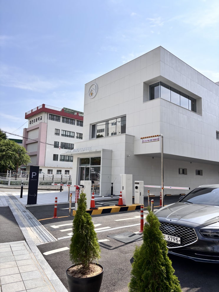  대연동 대형카페 브루싱 커피 주차도 가능하고 카공하기도 좋은곳