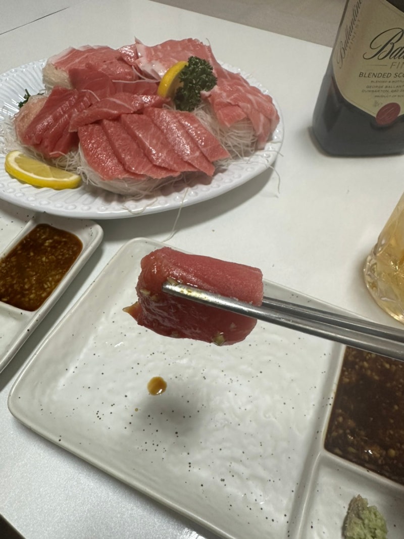 [창원 롯데마트 맥스] 참치회 + 발렌타인 위스키 조합 후기 (이 조합은 진짜 인정입니다)