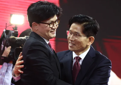 <b>한동훈</b>, 윤석열 탈당 후 김문수 지원 <b>유세</b> 시작…독자적 행보로... 