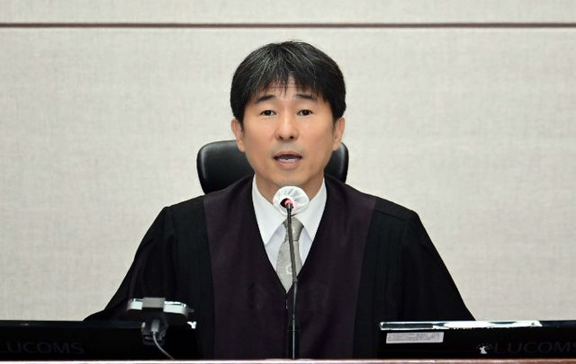  지귀연 '룸살롱 접대' 부인 1시간 만에… 민주 "사진 공개"(종합)