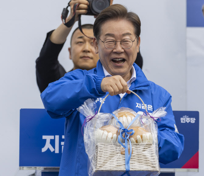 이재명 "재생에너지 과감히 늘려야”…태양광株 날았다 이재명 "재생에너지 과감히 늘려야”…태양광株 날았다
