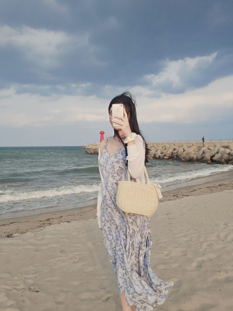 휴양지룩으로 입어본 쉬폰 롱원피스, 리본 라탄백 코디