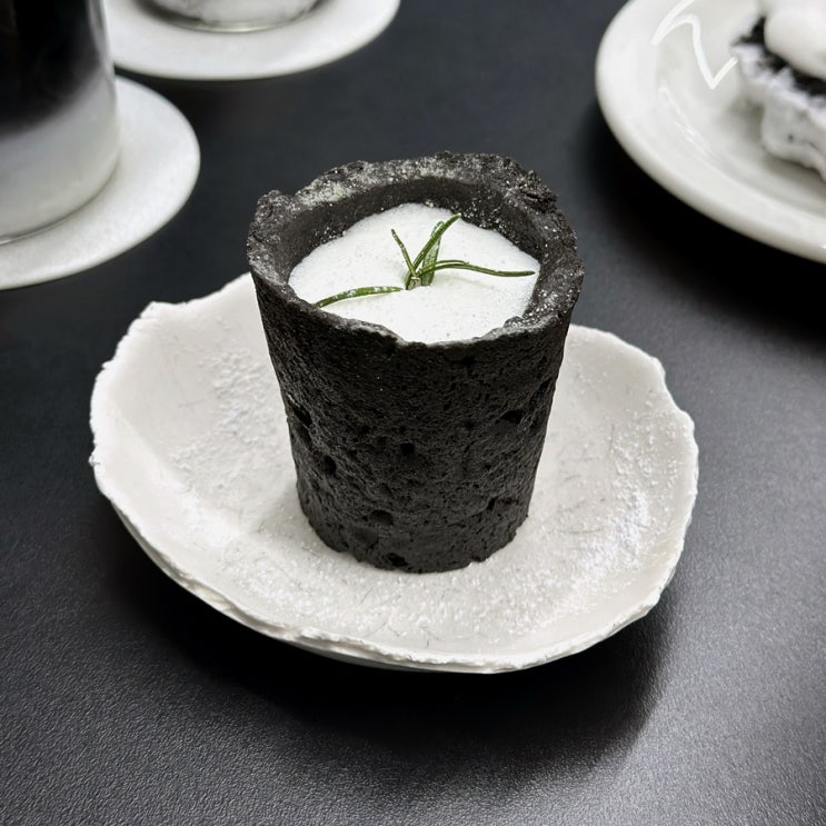 KANTO 칸토 전포카페거리 흑백 과몰입 무채색 카페