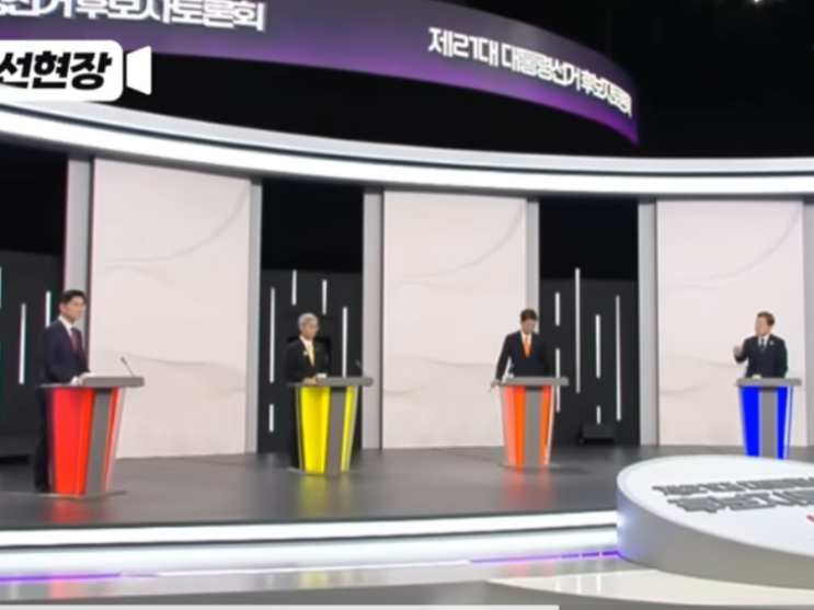 김문수 "4년 중임 직선제 개헌" <b>제안</b>... <b>이재명</b> ‘<b>연임제</b>’에... 