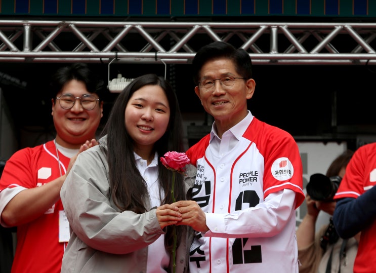 <b>김문수</b>, 서울서 <b>청년</b>·노인 동시 <b>공략</b>…'약자 동행' 정책 행보