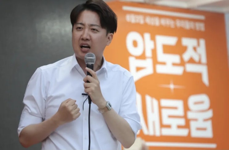 <b>이준석</b>, ‘<b>노무현</b>’을 모독하지 마라 [김민아 칼럼]