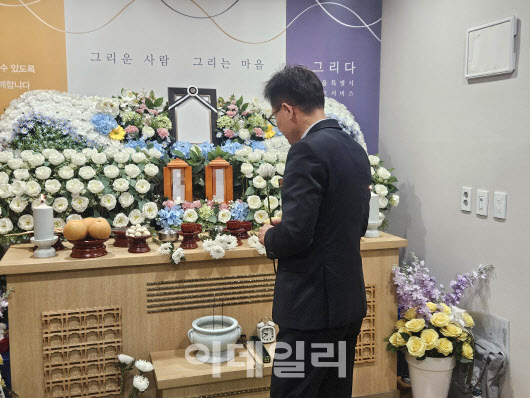 ‘하루 17명’ 가족없이 장례…시신인수 거부하는 이유는 ‘하루 17명’ 가족없이 장례…시신인수 거부하는 이유는