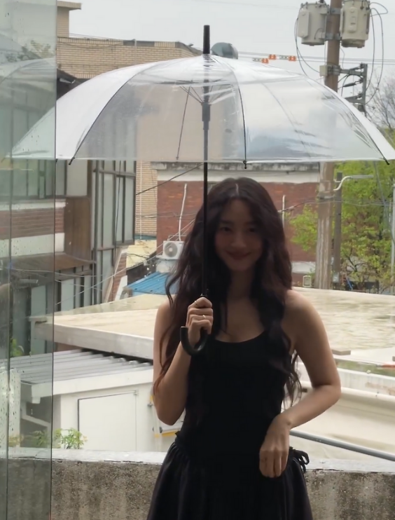  비오는 어느 날 민소매 나시티 하나라도 완성한 신민아의 자연스러운 아름다움