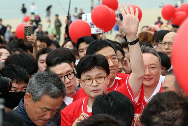 '<b>김문수</b> 빨간 야구복' 입고 부산 갔다· · · <b>한동훈</b> 첫 <b>지원</b> 유세