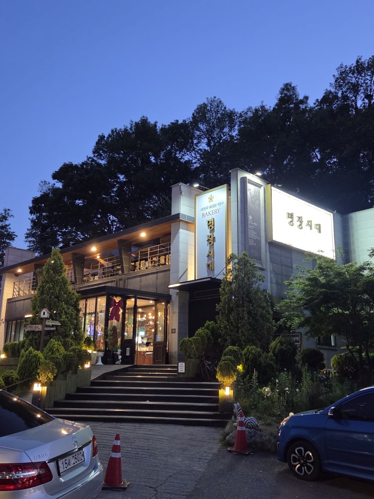  주차 넓고 분위기 좋고 빵까지 맛있는 광명 명장시대 리뷰