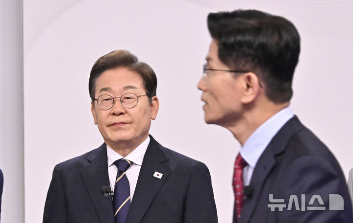 <b>김문수</b> 이재명에 "<b>대북</b> 송금 재판, 어떻게 경제 살리나"
