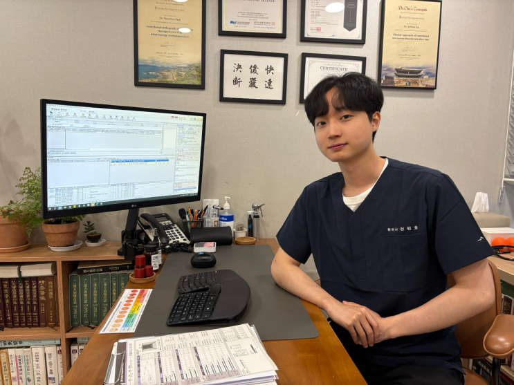 의료진소개. 괜찮아요 한의원 원장 신민호입니다. 의료진소개. 괜찮아요 한의원 원장 신민호입니다.