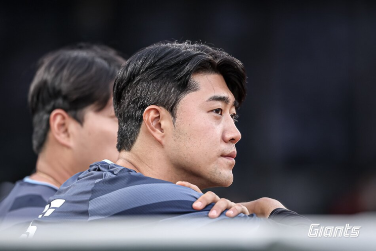 소용없었다…<b>윤성빈</b>, '제구 난조'에 1이닝 4사구 7개 <b>9실점</b>... 